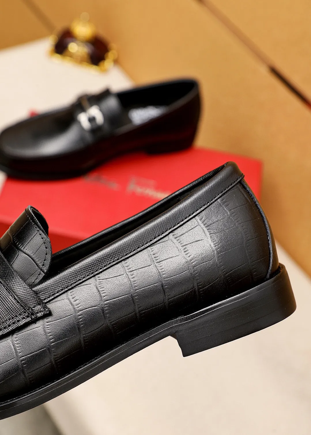 Men's shoes💰480💐 Product trademark: Ferragamo "Ferragamo" casual leather shoes Regular size: 38-44 (45.46🉑️customized) Product materials: Selected imported first-layer cowhide embossed upper + luxury hardware buckle, imported water-dyed cowhide leather lining. Strong three-dimensional visual effect, original outsole color: 1⃣️color optional